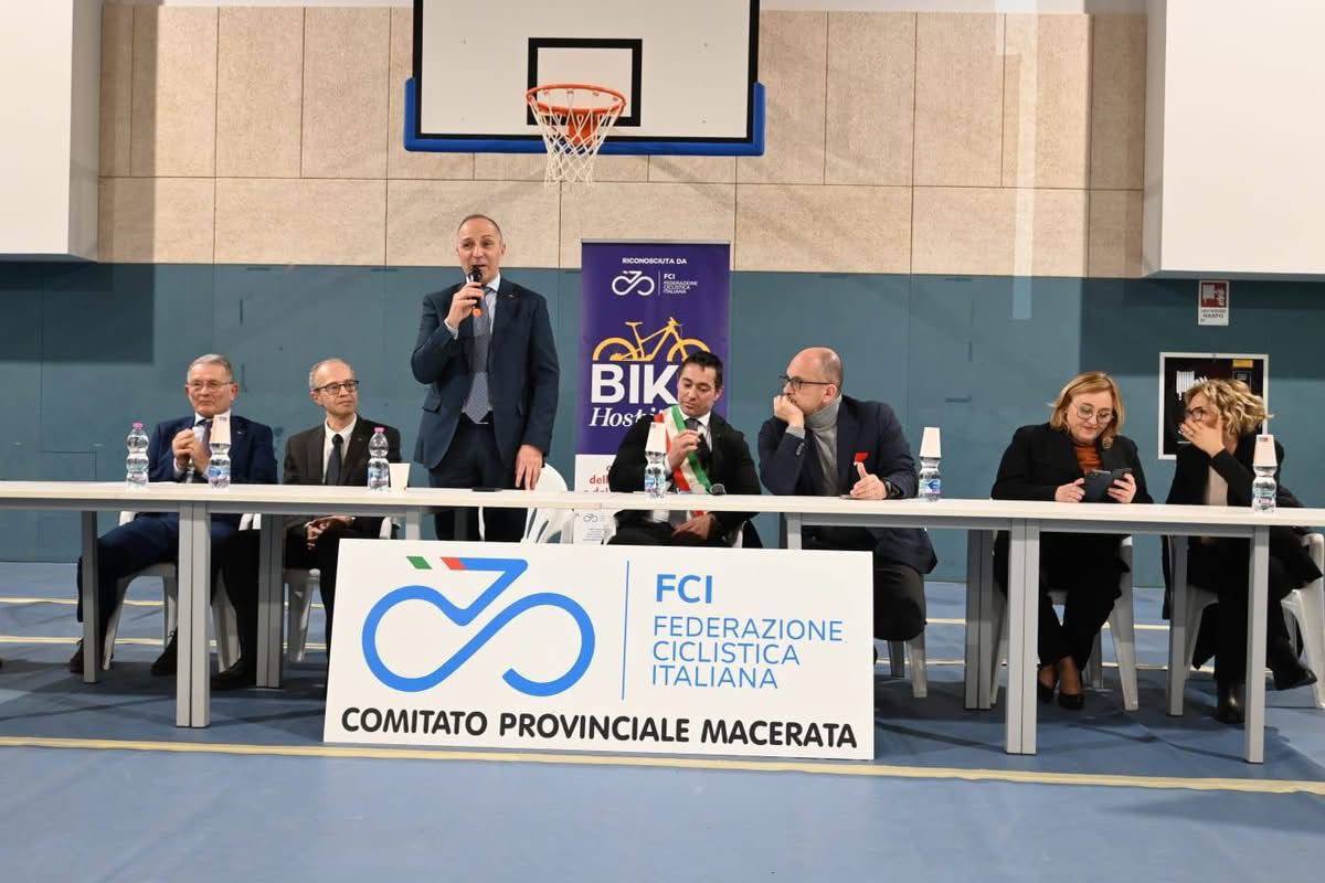 Pieve Torina, cerimonia per i campioni del ciclismo.